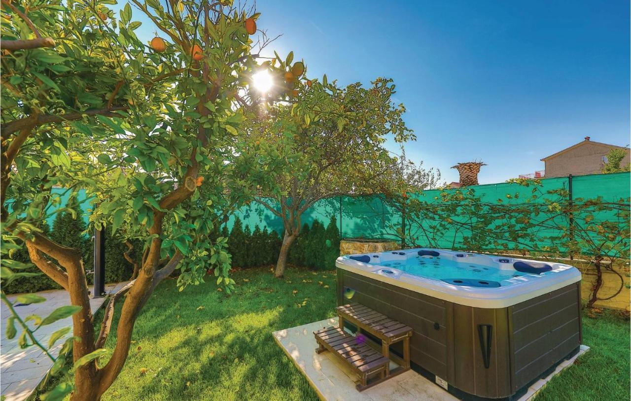 Lovely Apartment In Kastel Stafilic With Jacuzzi Kastela Exterior photo