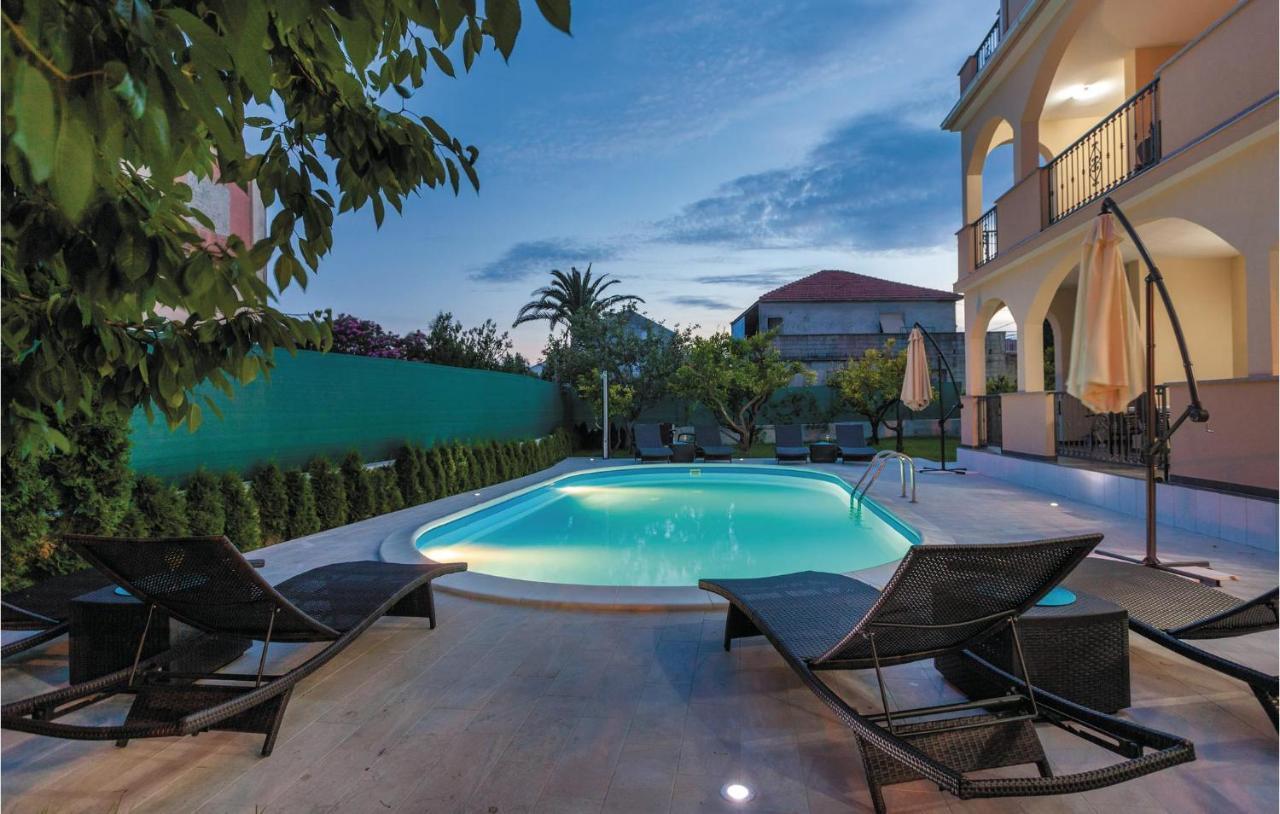 Lovely Apartment In Kastel Stafilic With Jacuzzi Kastela Exterior photo